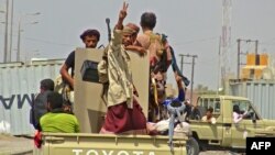 Yemeni pro-government forces gather on the eastern outskirts of Hodeida as they continue to battle for the control of the city from Huthi rebels on November 10, 2018.