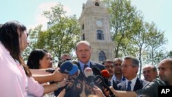 Türkiyə Prezidenti Rəcəb Tayyib Ərdoğan cümə namazından sonra müxbirlərlə danışır. İstanbul, 18 avqust, 2017.