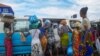 Angola, mulheres apanhando taxi