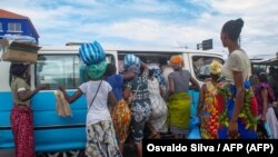 Praça de taxi em Luanda 