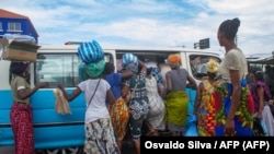 Angola, mulheres apanhando taxi