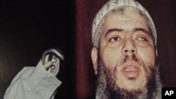 Giáo sĩ Hồi giáo Abu Hamza đang bị truy nã ở Mỹ về một số cáo trạng, trong đó có việc thiết lập một trại huấn luyện theo kiểu al-Qaida ở tiểu bang Oregon