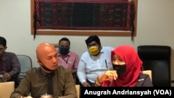 Nadimah (jilbab merah) bersama kuasa hukumnya, Ranto Sibarani (kiri), saat rapat dengar pendapat (RDP) di DPRD Sumut, Medan, Kamis 6 Agustus 2020. (Foto: Anugrah Andriansyah/VOA )