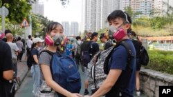 La policía empleó gases lacrimógenos en el distrito de Wong Tai Sin, donde se produjeron choques con los manifestantes durante el fin de semana.