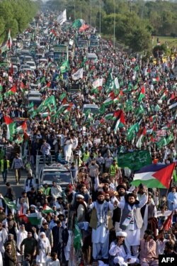 Pendukung partai Tehreek-e-Labbaik Pakistan (TLP) membawa bendera Palestina dalam unjuk rasa di Islamabad Minggu 5 November 2023.