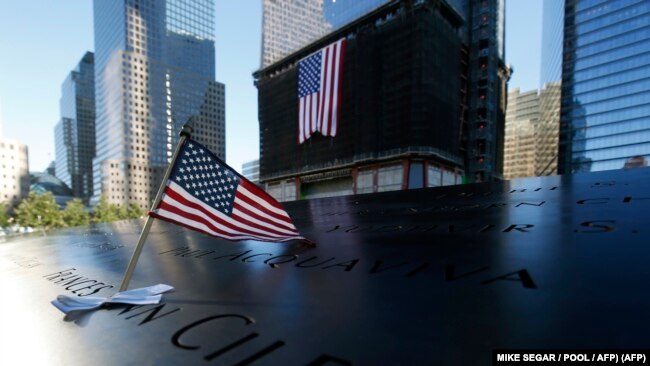 资料照片：9/11恐怖袭击事件11周年期间的纽约市9/11纪念园。(2012年9月11日)