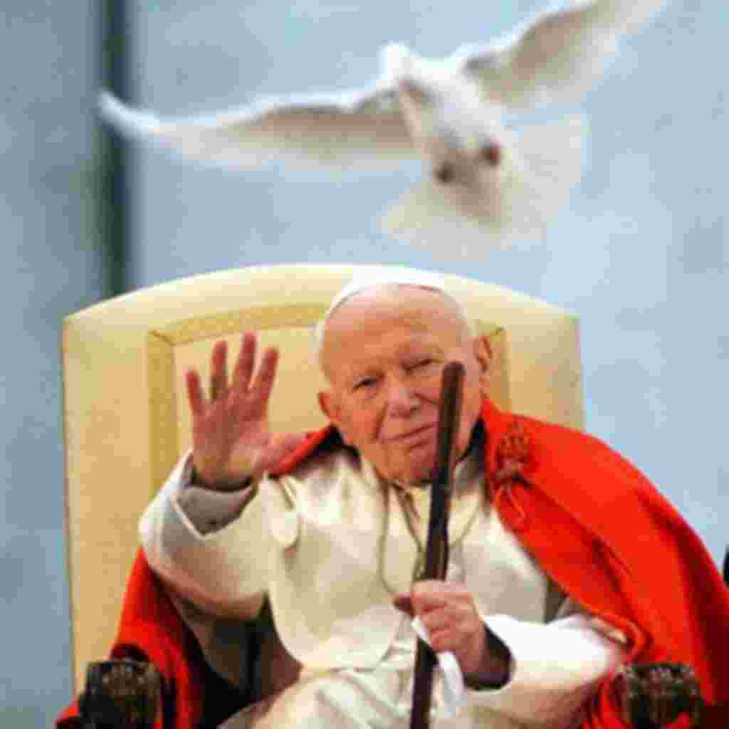 El Papa Juan Pablo II libera una palomba blanca en honor a sus repetidas llamados a la paz (2001).