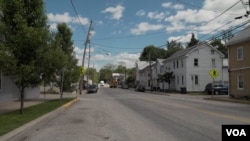 Main Street in York Springs, PA, is often empty of pedestrians in a climate of deportation fear. (M. Kornely/VOA)