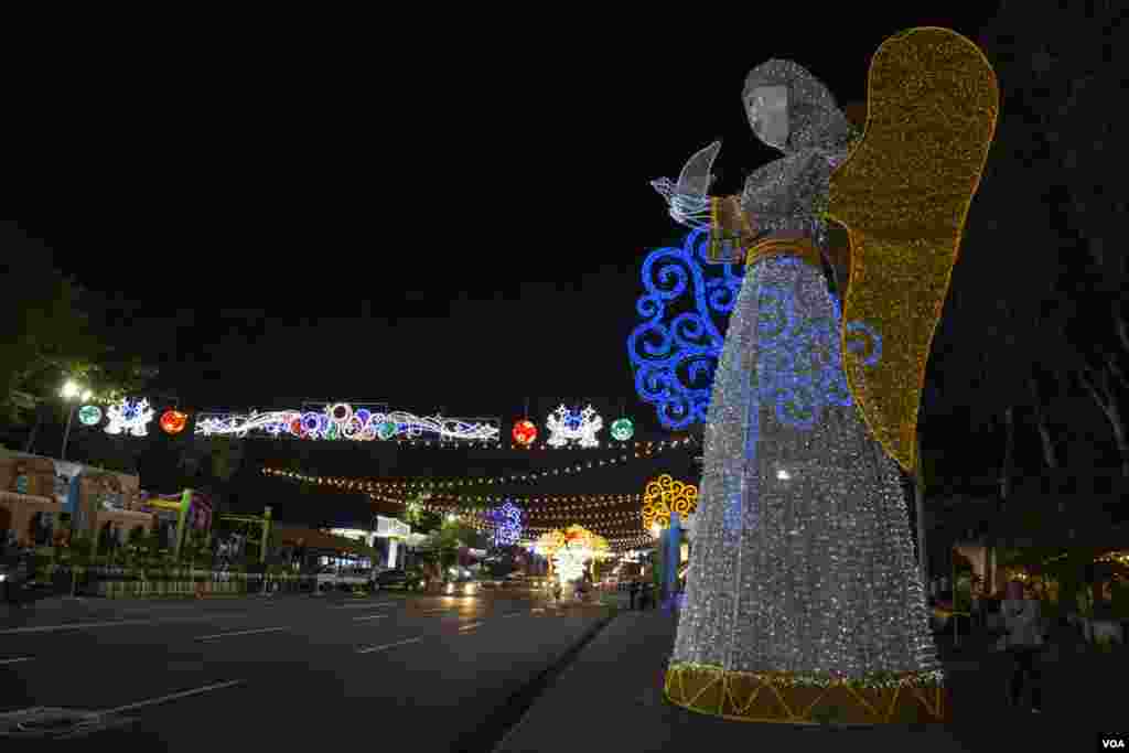 En Nicaragua, sobre la avenida Bolivar se encuentra &ldquo;la vieja Managua&rdquo;. En este sitio, durante las festividades decembrinas, se colocan figuras alusivas a la época. [Foto Houston Castillo, VOA].