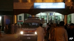 لاہور کے سروسز اسپتال کی ایمرجنسی کے باہر ایک ایمبولینس موجود ہے جہاں احسن اقبال کو طبی امداد کے لیے لایا گیا تھا۔