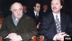 Fethullah Gülen ve Recep Tayyip Erdoğan 1998 yılında Kültürlerarası Diyalog Platformu toplantısında bir arada (Foto: www.fgulen.com)