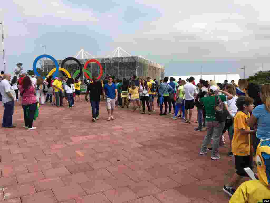 A long line forms as people wait to take photographs with the Olympic Rings in Rio de Janeiro, Brazil, Aug. 8, 2016. (P. Brewer/VOA)
