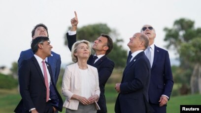 Waziri mkuu wa Canada Justin Trudeau, Uingereza Rishi Sunak, Rais wa kamisheni ya Umoja wa Ulaya Ursula von der Leyen, Rais wa Ufaransa Emmanuel Macron, Kansela wa Ujerumani Olaf Scholz na rais wa Marekani Joe Biden wakiangalia wanaoruka na miavuli