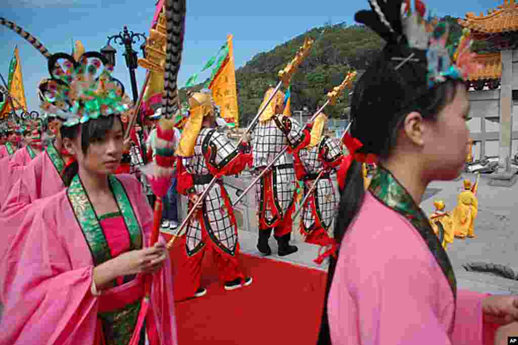 学生扮演的天庭仙女和天兵天将