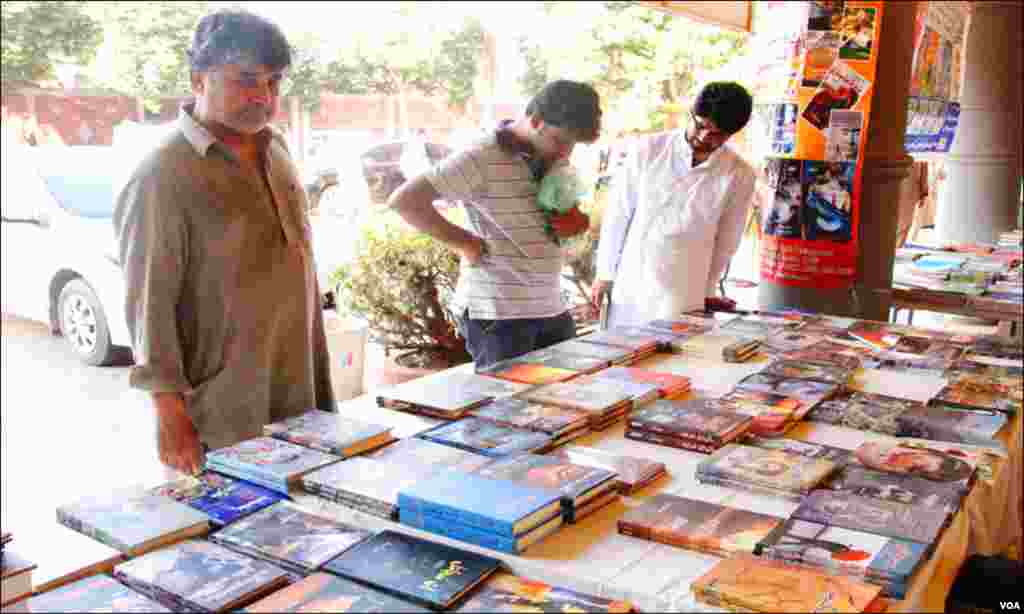 میلے میں سندھ کے مشہور شعرا، مصنفین اور مؤرخین کی درجنوں عنوانات پر کتابیں رکھی گئی ہیں