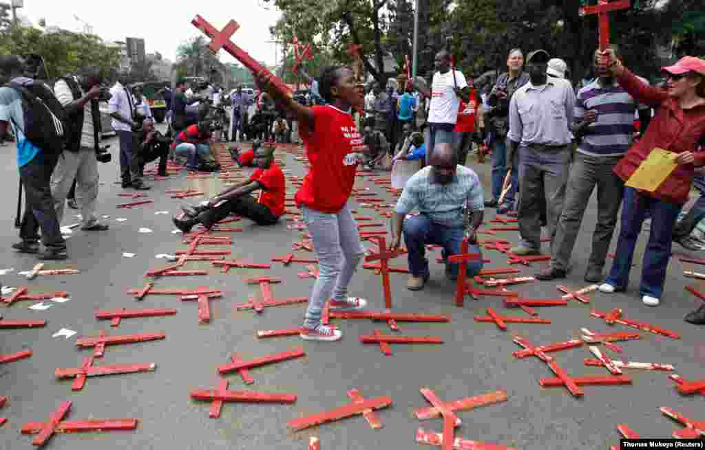 Waandamanaji waweka misalaba mwekundu kuonesha idadi ya walofariki kutokana na ghasia Kenya