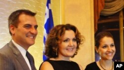 Η Άγη Μπαλτά(κέντρο) με τον πολιτειακό Γερουσιαστή Μάικ Γιάνναρη και την πολιτειακή Βουλευτή Αραβέλα Σιμοτά μετά την τελετή βράβευσης