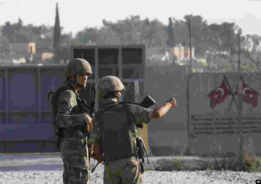 Después de iniciada la operación turca dentro de Siria, soldados turcos esperan en la frontera con Siria en Akcakale, provincia de Sanliurfa, sureste de Turquía. (Foto AP / Lefteris Pitarakis).