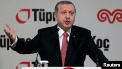 ປະທານາທິບໍດີ​ເທີ​ກີ ທ່ານTayyip Erdogan ກ່າວຖະແຫລງ ໃນລະຫວ່າງ ພິທີເປີດໂຮງງານກັ່ນນ້ຳມັນ ທີ່ຕໍ່ເຕີມອອກ ໃກ້ໆກັບນະຄອນຫລວງ Istanbul, ວັນທີ 15 ທັນວາ 2014. 