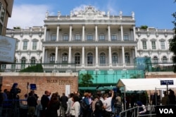 Media crowd outside the venue for the Iran nuclear talks, the Palais Coburg hotel, Vienna, Austria, June 28, 2015. (Brian Allen/VOA)