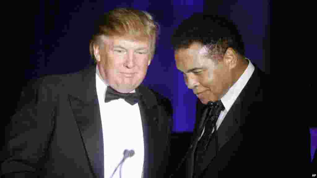 Donald Trump, et Mohamed Ali après un combat à Phoenix, le 24 mars 2007.