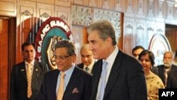 Ngoại trưởng Pakistan Shah Mehmood Qureshi, phải, và người đồng nhiệm Ấn Độ S.M. Krishna tại Islamabad, 15/7/2010