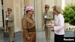 Iraq's Kurdistan region's President Massoud Barzani (L) welcomes German Defence Minister Ursula von der Leyen in Erbil, Iraq, Sept. 23, 2016. 