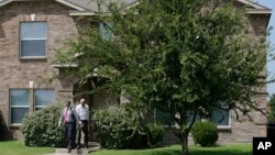 Les enquêteurs sortent de la maison de Micah Xavier Johnson dans la banlieue de Dallas, Texas, le 8 juillet 2016. 