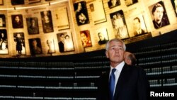 El Secretario de Defensa, Chuck Hagel, observa fotos del holocausto a su llegada a l museo de histoira de Jerusalén. 