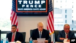 川普和美國退役中將弗林（左）、退役中將凱洛格等人討論國家安全（2016年8月17日）