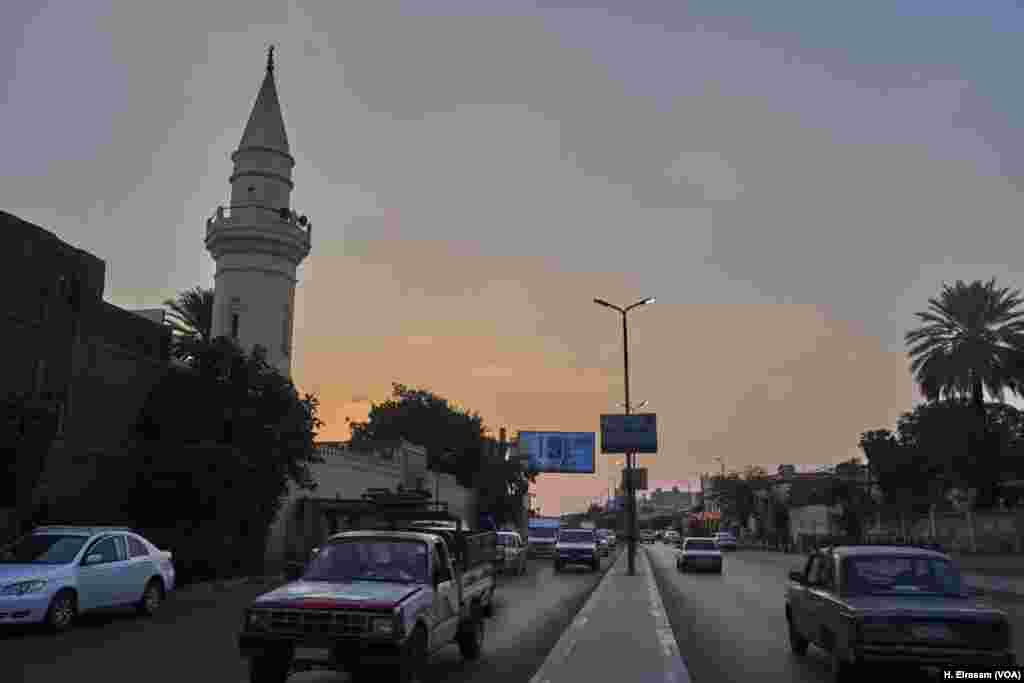 The last hour before sundown, everybody is rushing back home to catch Iftar with their family.