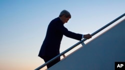 Menteri Luar Negeri AS John Kerry menaiki tanga pesawat di Pangkalan Angkatan Udara Andrews di Maryland. (Foto: Dok)