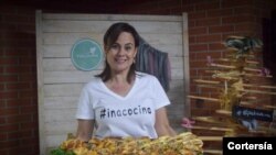 Andreina Stumpo muestra los sándwiches de su emprendimiento inacocina. Foto: Cortesía.