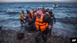 터키에서 고무보트를 타고 에게 해를 건너 난민들이 18일 그리스 레스보스 섬 북동부에 도착했다.