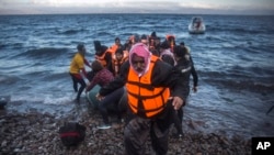 Migranti sa Bliskog istoka stižu na obalu grčkog ostrva Lezbos u gumenom čamcu, 18. decembar 2015. 