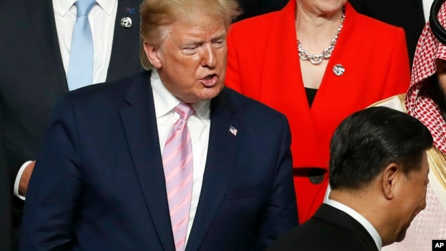 美国总统特朗普和中国国家主席习近2019年6月28日在大阪举行的G20峰会上握手。