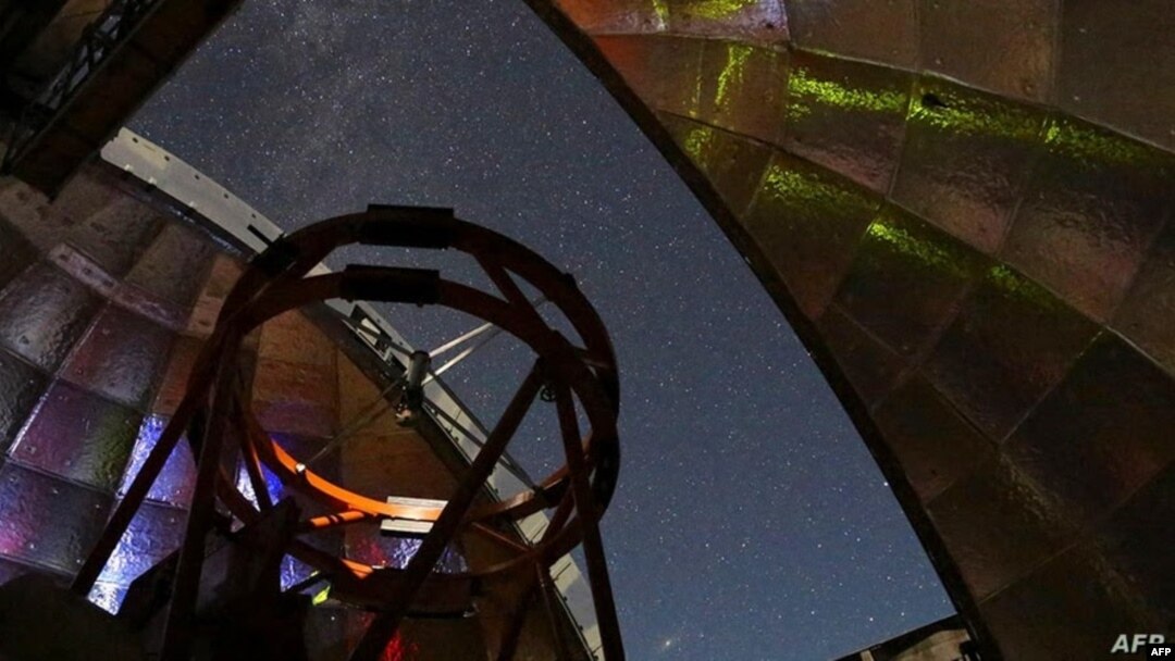 Esta foto de la NASA publicada el 11 de marzo, muestra una vista desde dentro del domo de la Instalación Telescópica Infraroja de la NASA.