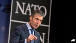 Sekjen NATO, Anders Fogh Rasmussen memberikan keterangan kepada pers di markas besar NATO di Brussels, Rabu (25/6).