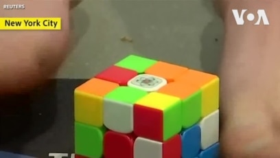 Thiếu niên Mỹ giải Rubik bằng chân nhanh nhất thế giới