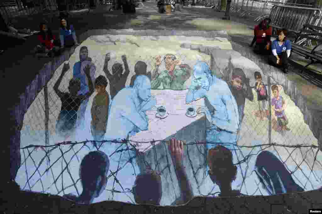 Sebuah karya seni tiga dimensi (3-D) karya seniman Eduardo Relero, menunjukkan Presiden Rusia Vladimir Putin dan Presiden AS Barack Obama duduk di atas peta Suriah, yang ditampilkan selama sidang Majelis Umum PBB di New York.