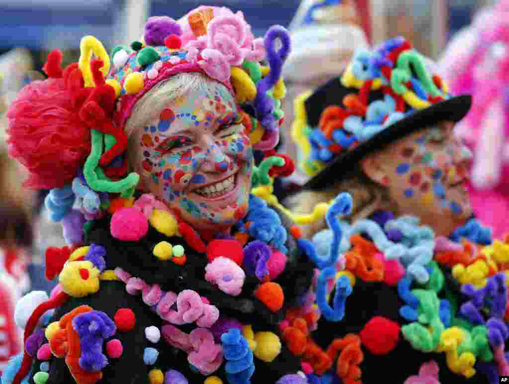 Warga setempat merayakan acara tradisional karnaval &#39;Hoppeditz&#39; di kota Duesseldorf, Jerman.