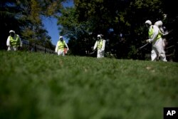 Para petugas pengasapan menyemprot area Taman Chacabuco dalam upaya pengendalian nyamuk Aedes di Buenos Aires, Argentina (foto: dok).