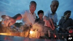 6일 히로시마 원폭 희생자를 기리는 평화 기념 공원에서 향을 피우는 추모행렬.