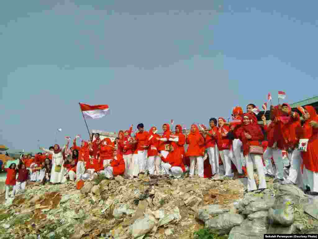 Puluhan peserta didik &ldquo;Sekolah Perempuan&rdquo; di bantaran Kali Ciliwung, Jakarta, memperingati Ulang Tahun ke-73 Republik Indonesia dengan cara sederhana, mengenakan pakaian merah-putih dan berbaris bersama. (Foto: Sekolah Perempuan)