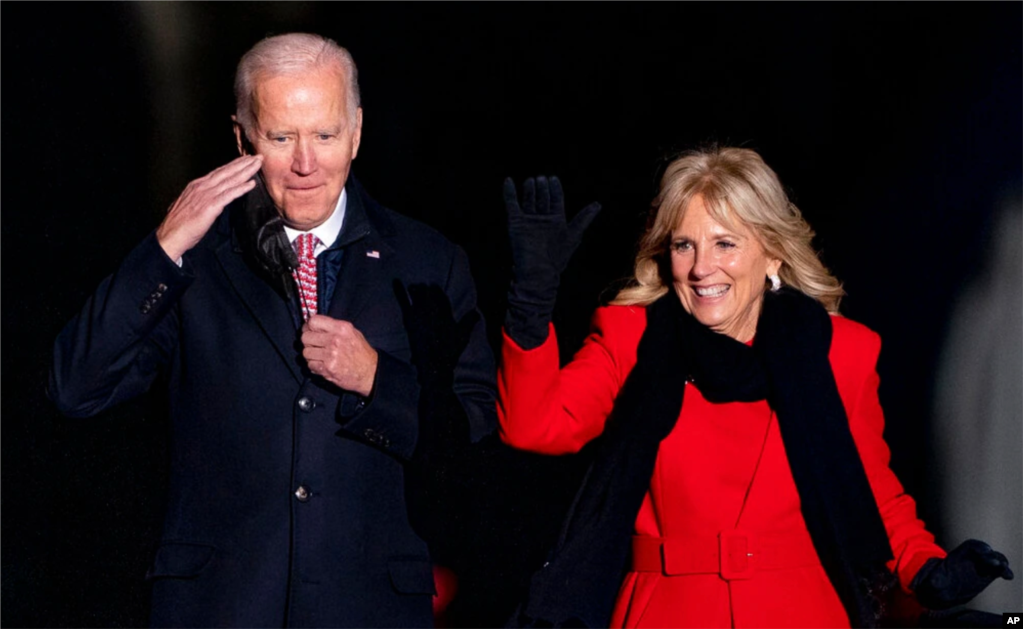 El presidente Joe Biden y la primera dama Jill Biden llegan para la ceremonia de iluminación del Árbol de Navidad, frente a la Casa Blanca en Washington DC, el 2 de diciembre de 2021.