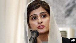 Pakistan's Foreign Minister Hina Rabbani Khar speaks during a press conference in Kabul, Afghanistan, February 1, 2012.