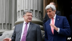 U.S. Secretary of State John Kerry, right, and Ukrainian President Petro Poroshenko walk after their meeting in Kyiv, Ukraine, July 7, 2016.