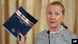 ລັດຖະມົນຕີກະຊວງຕ່າງປະເທດສະຫະລັດ ທ່ານນາງ Hilary Clinton ຍົກປືມລາຍງານ ວ່າດ້ວຍການຄ້າມະນຸດ ປະຈຳປີ 2012 ໃຫເບິ່ງ ທີ່ກະຊວງການຕ່າງປະເທດສະຫະລັດ (19 ມິຖຸນາ 2012)