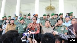 Presiden Jokowi dan Wapres Jusuf Kalla usai bertemu dengan jajaran petinggi TNI di Istana Bogor, Jumat (28/11) (VOA/Andylala)