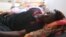 Souleyman Coulibaly, un migrant malien, secouru après le naufrage du bateau à bord duquel il se trouvait, se repose dans un centre du Croissant-Rouge dans la ville côtière tunisienne de Zarzis, le 4 juillet 2019.